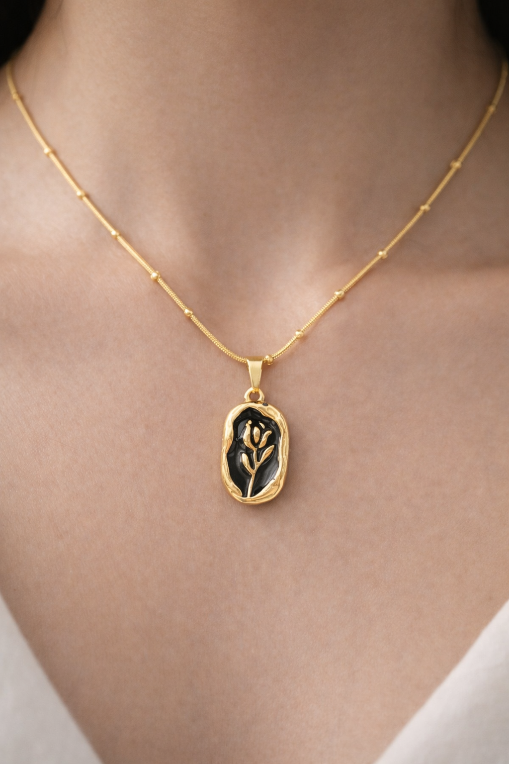 Vintage Black Floral Pendant Necklace – Anti Tarnish