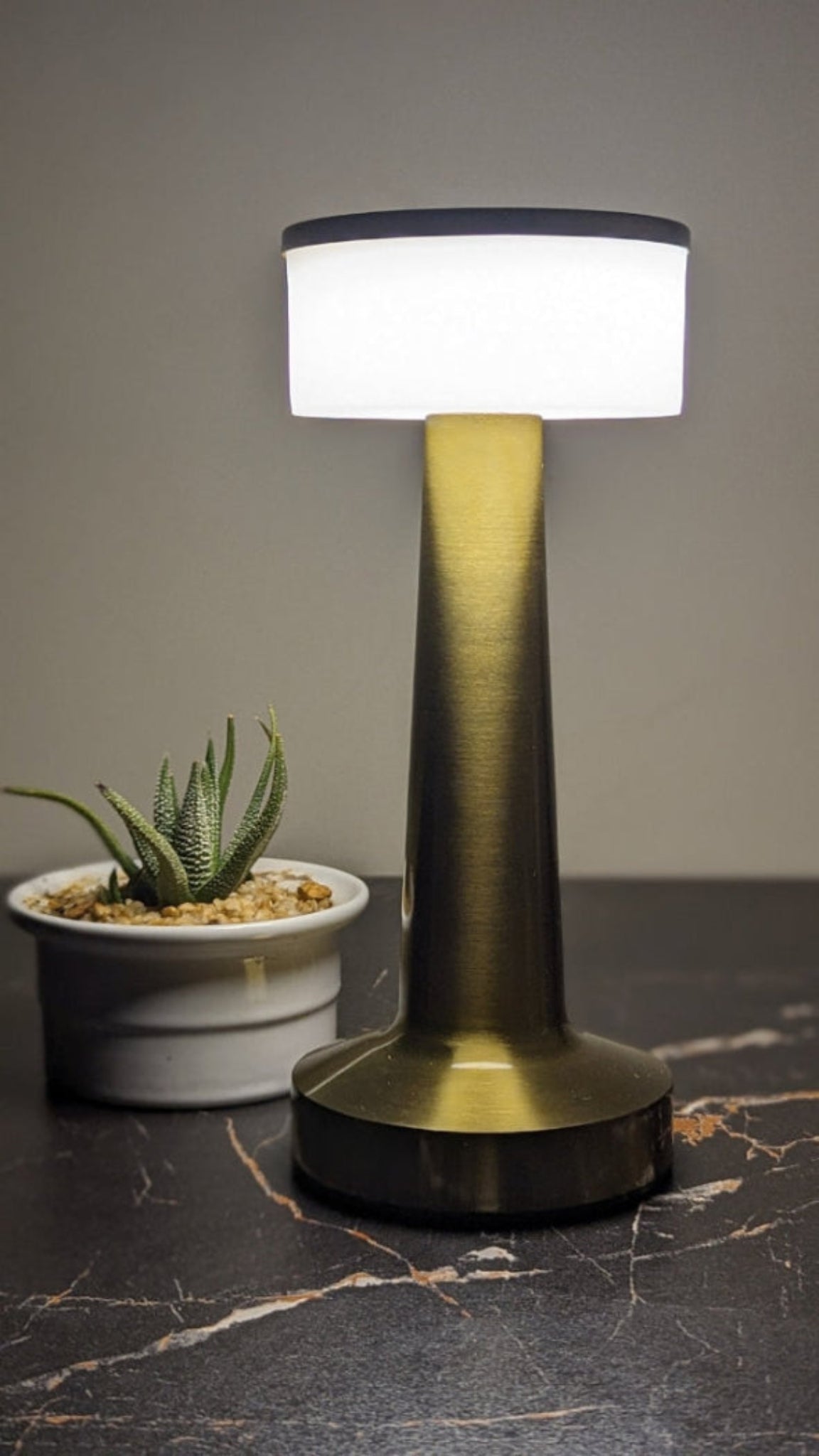 Mute Desk Lamp (Golden) - Luxique Collection